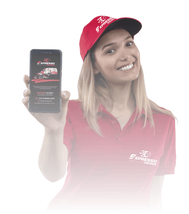 Mulher com Camisa e boné vermelho com logo do Expressoosorio segurando celular
